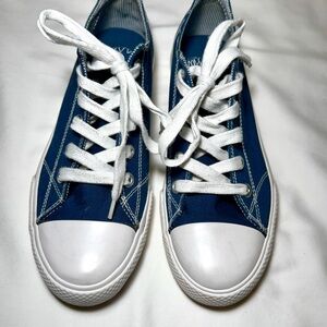 Joe Boxer Women’s Blue Canvas Sneakers Size 9M
